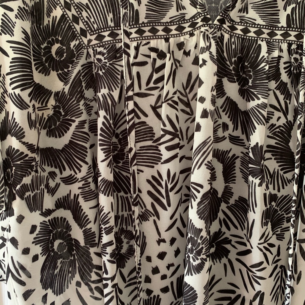 Black and white print top